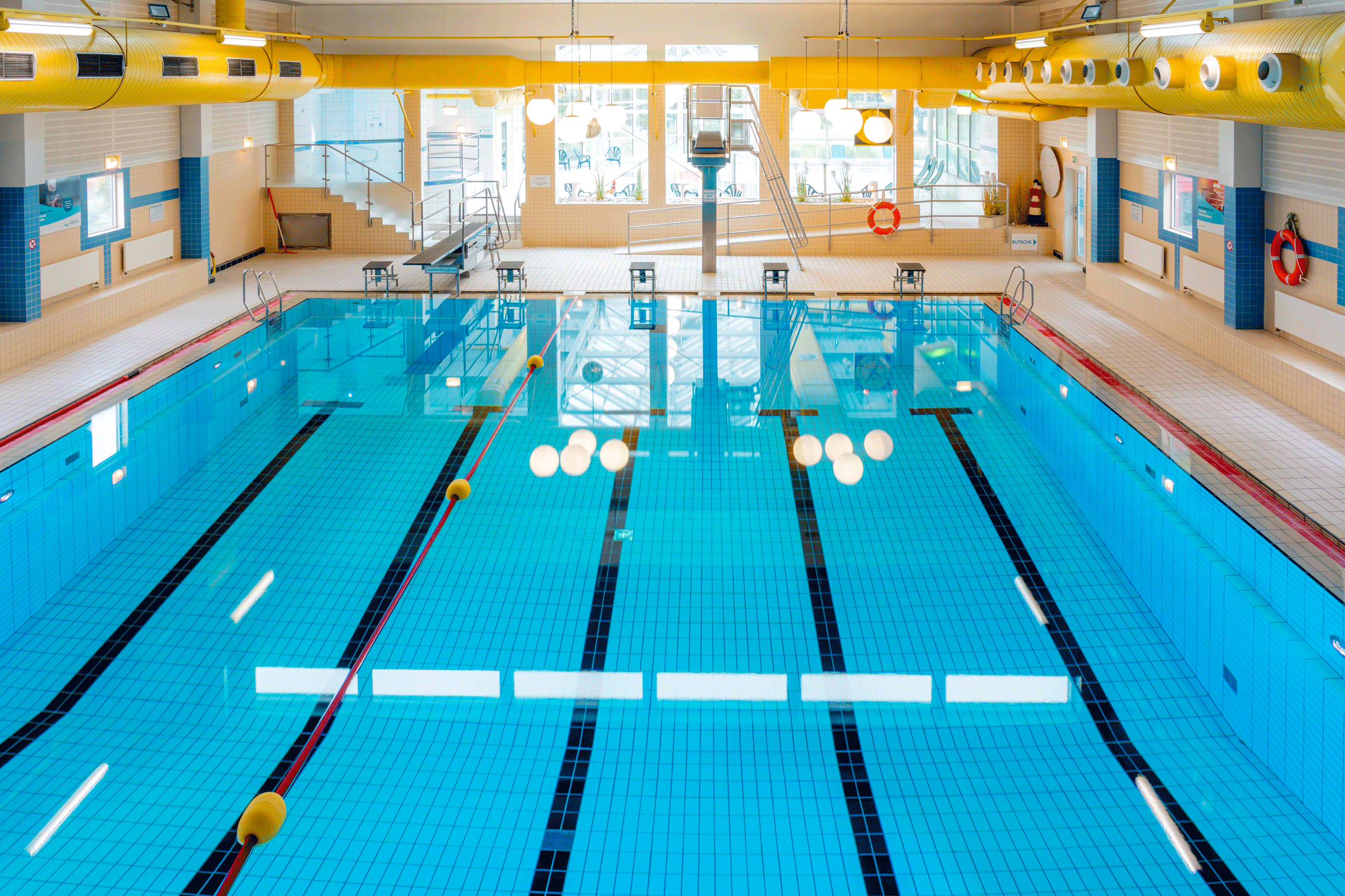 25 Meter Schwimmbecken mit 5 Bahnen